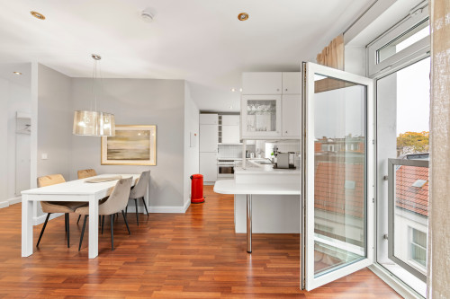 Highly attractive, completely renovated penthouse