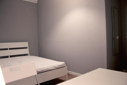 Suitable single bedroom in an 8-bedroom flat, near the heart of Madrid