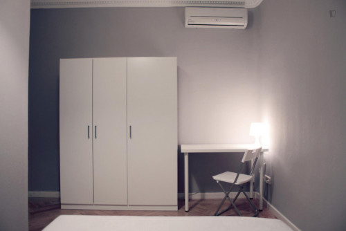 Suitable single bedroom in an 8-bedroom flat, near the heart of Madrid
