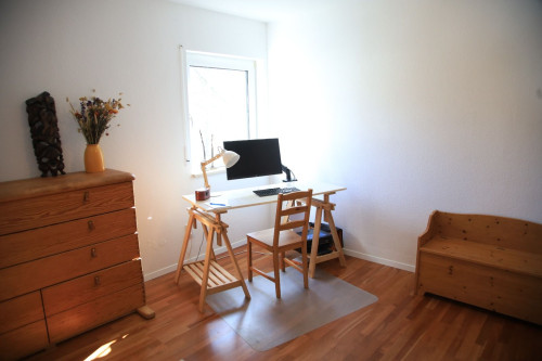 Fully furnished 3-room apartment (113 sqm) with garden & south-facing loggia + carport – Erlangen (Bergkirchweihviertel) – (utilities/electricity/internet included)