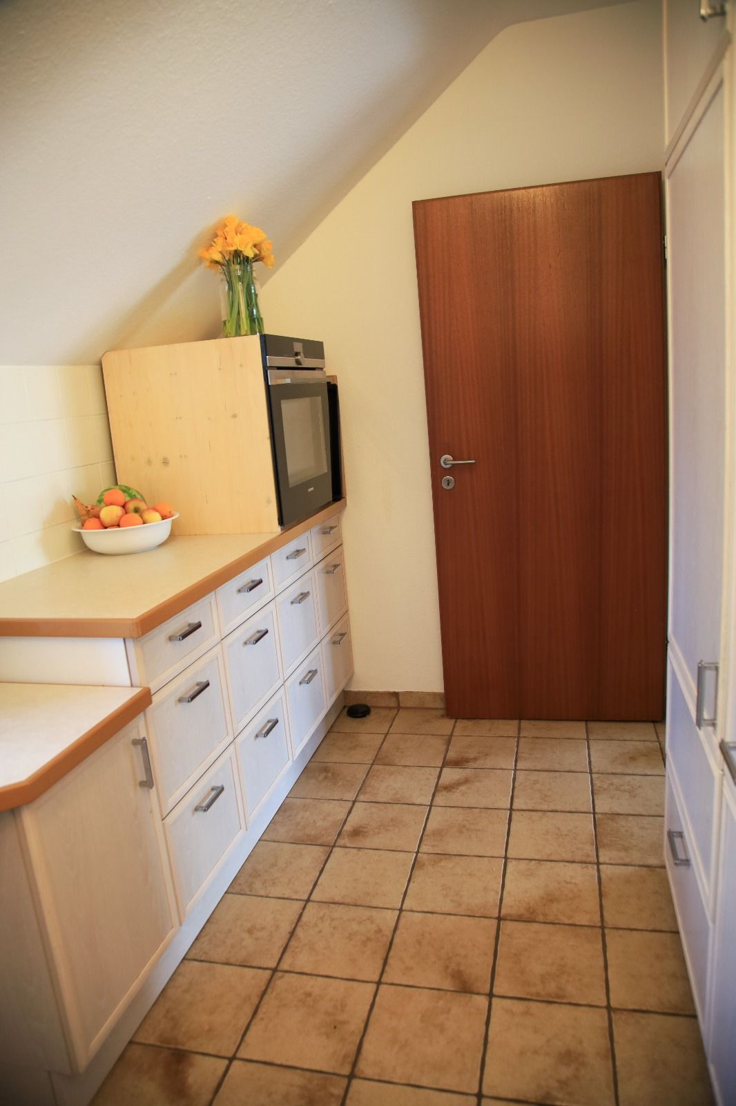  Fully Furnished 3-Room Apartment (113 Sqm) With Garden & South-Facing Loggia + Carport – Erlangen (B  -  Fully furnished 3-room apartment (113 sqm) with garden & south-facing loggia + carport – Erlangen (Bergkirchweihviertel) – (utilities/electricity/internet included)  - Gallery -  4