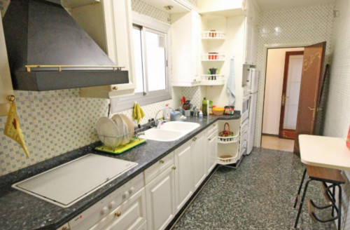 Double bedroom in 4-bedroom apartment - Gallery - 5