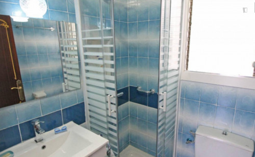 Double bedroom in 4-bedroom apartment - Gallery - 11