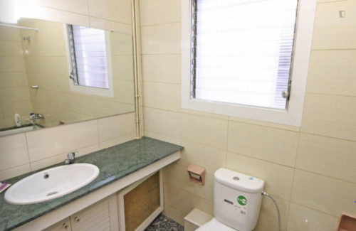 Double bedroom in 4-bedroom apartment - Gallery - 6
