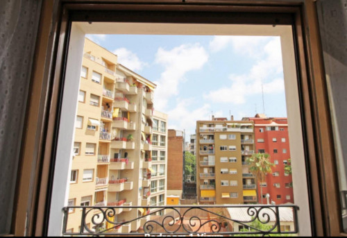 Double bedroom in 4-bedroom apartment