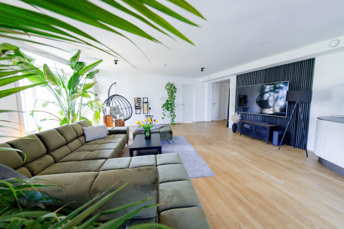 Stylish furnished apartment with stunning view of the Rhine Tower – in the heart of Düsseldorf’s Media Harbour