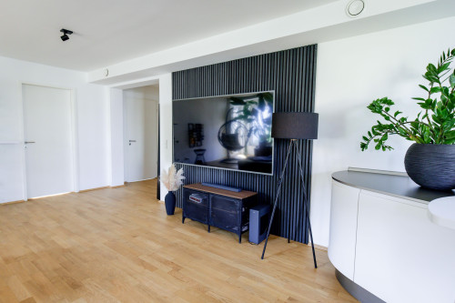 Stylish furnished apartment with stunning view of the Rhine Tower – in the heart of Düsseldorf’s Media Harbour