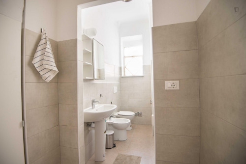 Awesome double bedroom with balcony close to Metro Carducci station - Gallery - 14