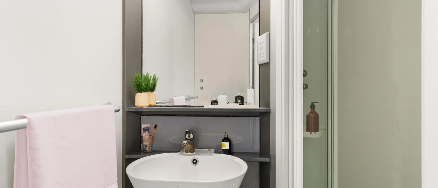 Gold En-Suite - Chapter Islington - Gallery - 2