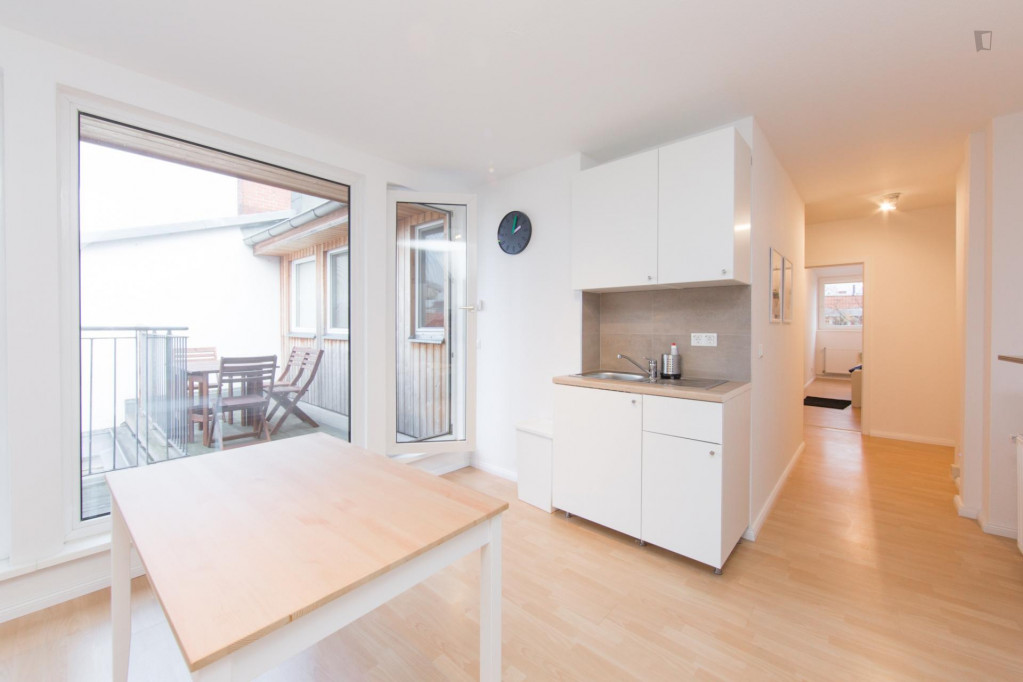 Alluring single bedroom in a 5-bedroom apartment near U Hermannplatz (Berlin) metro station