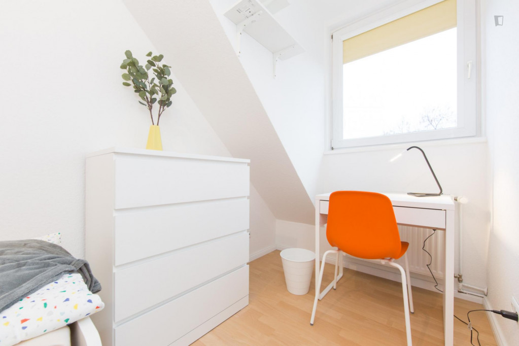Alluring single bedroom in a 5-bedroom apartment near U Hermannplatz (Berlin) metro station