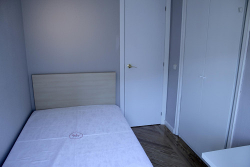 Cosy single bedroom in an 8-bedroom flat, in central Castellana