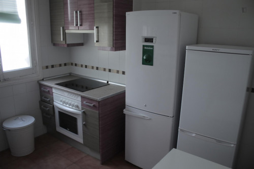 Cosy single bedroom in an 8-bedroom flat, in central Castellana