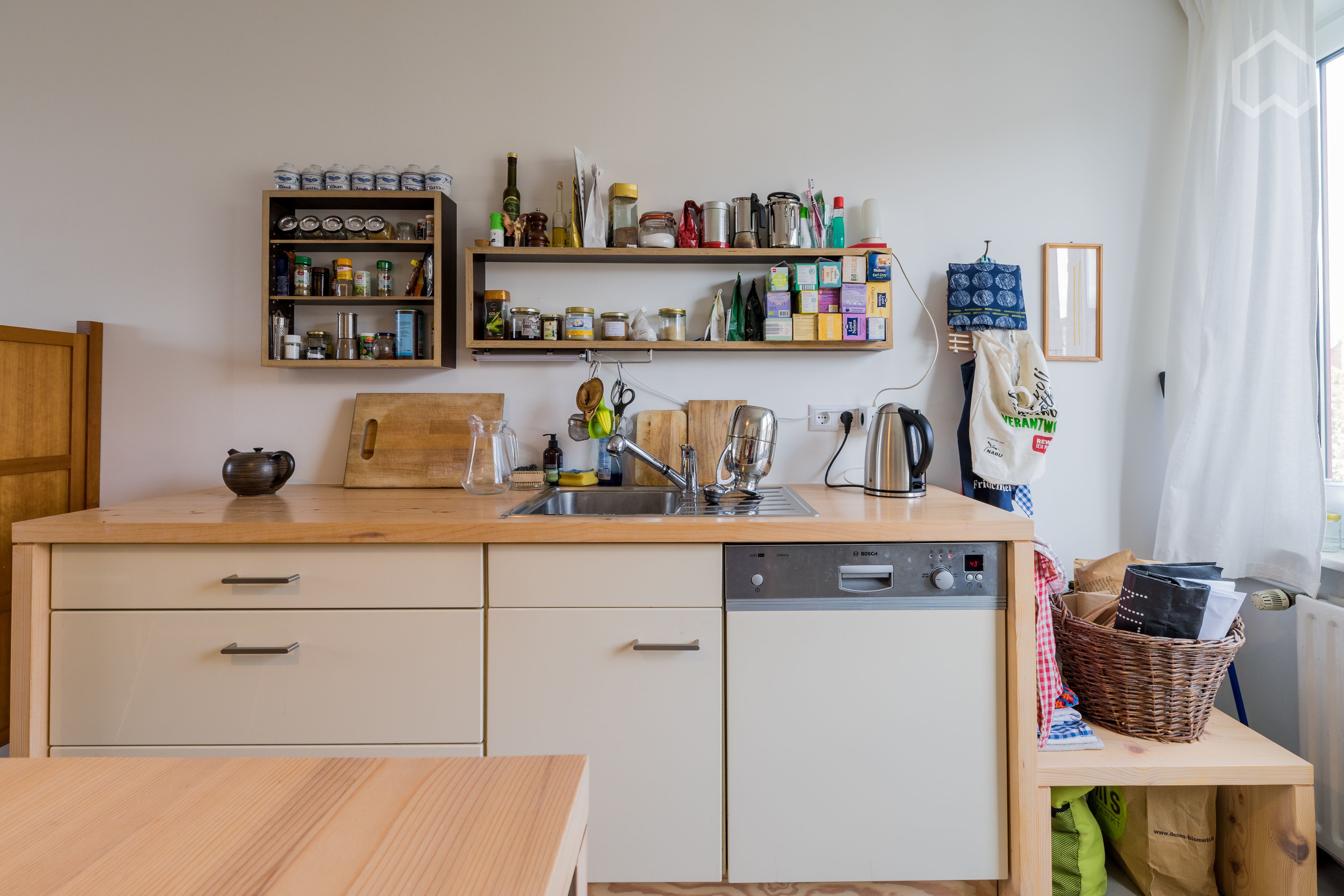  Neat & Charming Home With Nice Neighbours  -  Neat & charming home with nice neighbours  - Gallery -  2