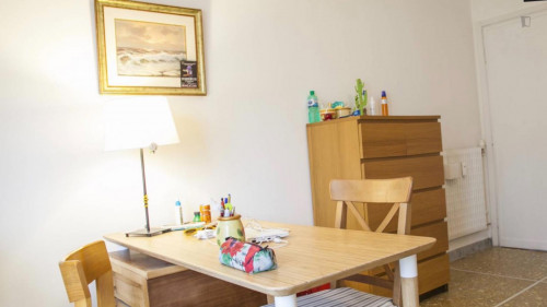 Twin bedroom in a 3-bedroom apartment near Giardino Laura Maria Caterina Bassi