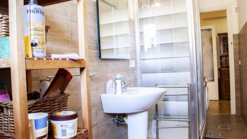 Twin bedroom in a 3-bedroom apartment near Giardino Laura Maria Caterina Bassi