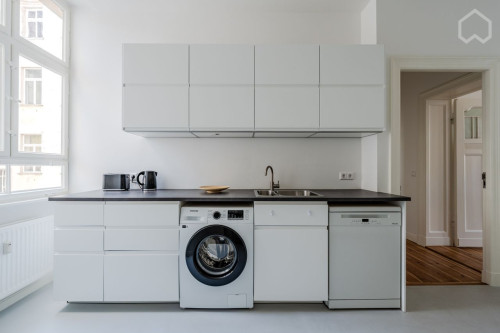 GIRLS ONLY APARTMENT | Stylish Room with Balcony in Historical Apartment on famous Torstraße / near Rosenthaler Platz