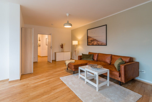 Furnished 4-room flat with quiet bedroom facing the inner courtyard