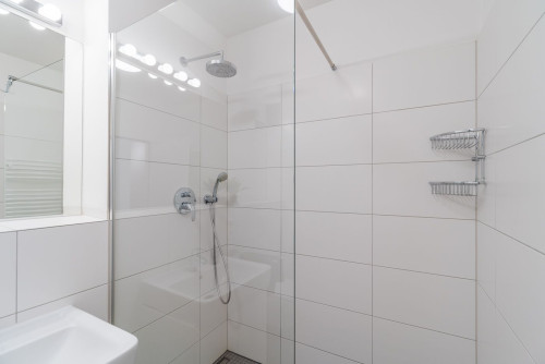 Furnished 4-room flat with quiet bedroom facing the inner courtyard