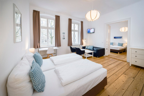 Spacious, bright apartment near Kollwitzplatz and ALEX
