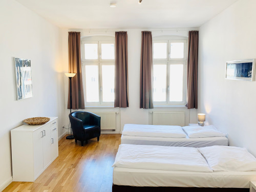 Spacious bright apartment with 3 rooms in wonderful area