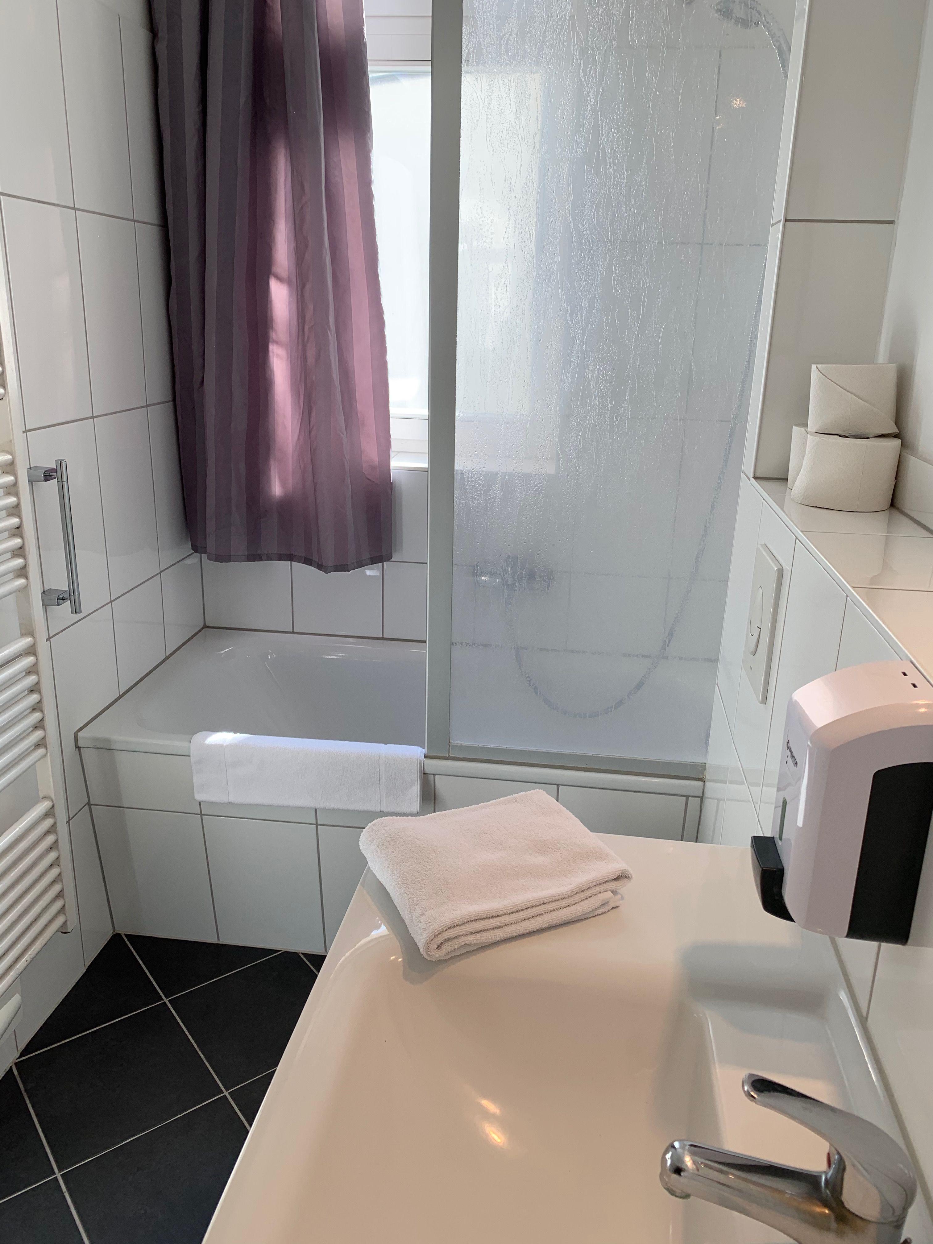  Spacious Bright Apartment With 3 Rooms In Wonderful Area  -  Spacious bright apartment with 3 rooms in wonderful area  - Gallery -  4