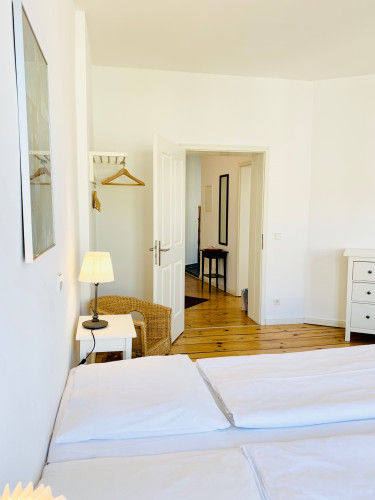 3 large rooms in classical Berlin building with lift close to Kollwitzplatz and ALEX