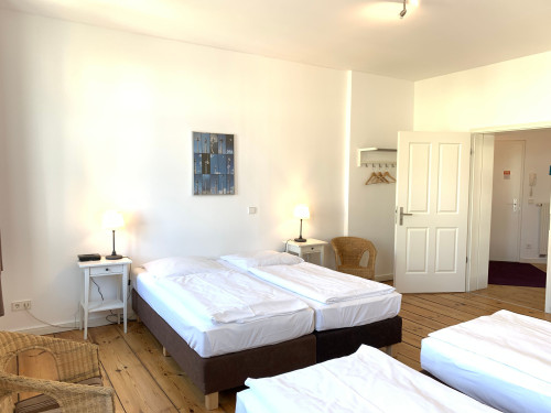 3 large rooms in classical Berlin building with lift close to Kollwitzplatz and ALEX