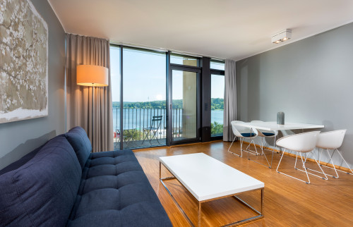 Design Apartment with direct lake view in Potsdam