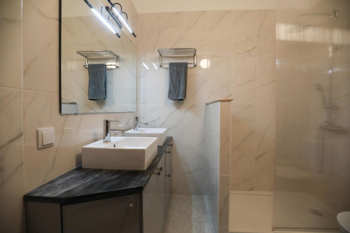 Bright single bedroom near Olaias metro station