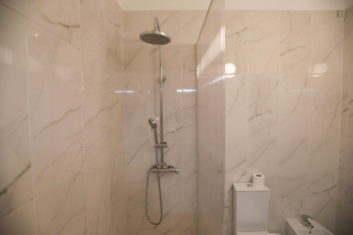 Bright single bedroom near Olaias metro station