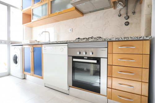 Bright single bedroom near Olaias metro station