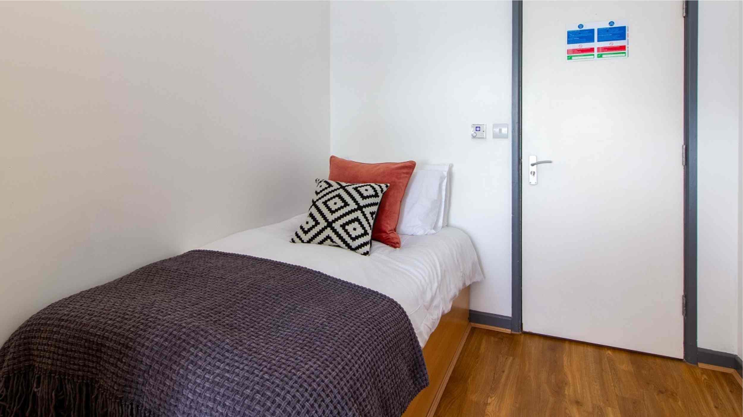  Bronze Single Room  -  Alexandra Hall  - Gallery -  1