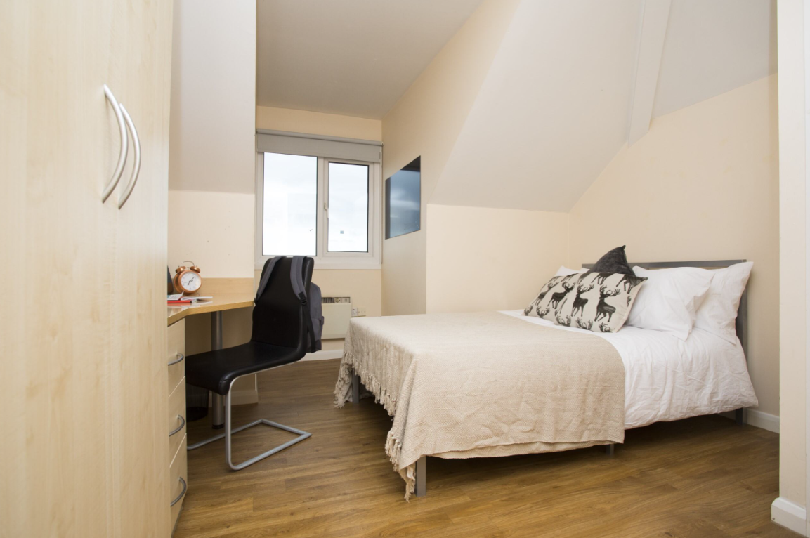 Gold 5 Bed Ensuite - Heald Court - Gallery - 1