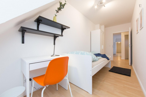 Charming single bedroom in a 5-bedroom apartment near U Hermannplatz (Berlin) metro station