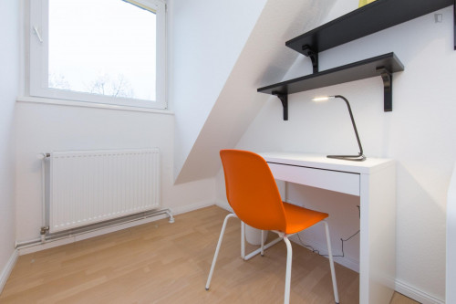 Charming single bedroom in a 5-bedroom apartment near U Hermannplatz (Berlin) metro station