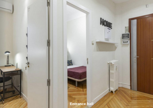 Joyful double bedroom in a 7-bedroom flat