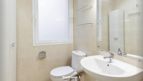 Joyful double bedroom in a 7-bedroom flat