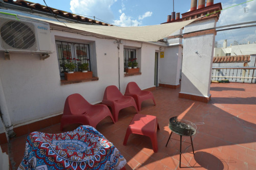 Tasteful double bedroom in a 4-bedroom flat, in Austrias