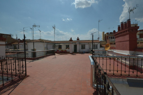 Tasteful double bedroom in a 4-bedroom flat, in Austrias  - Gallery -  5