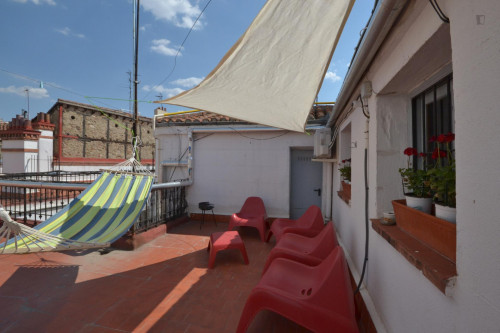 Tasteful double bedroom in a 4-bedroom flat, in Austrias