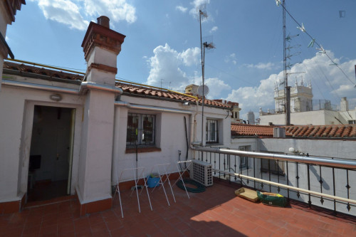 Tasteful double bedroom in a 4-bedroom flat, in Austrias