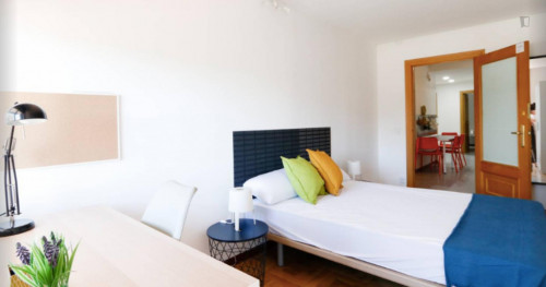 Cool double bedroom with a balcony, in Palacio