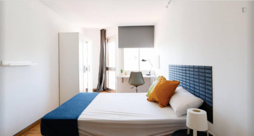 Cool double bedroom with a balcony, in Palacio