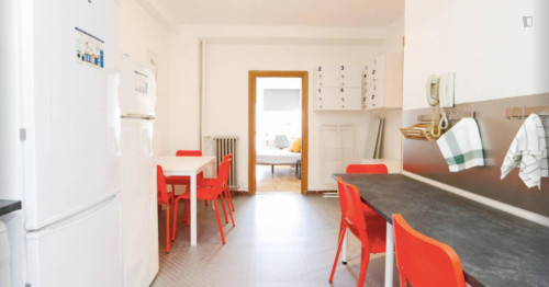 Cool double bedroom with a balcony, in Palacio