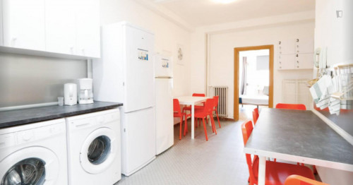 Cool double bedroom with a balcony, in Palacio