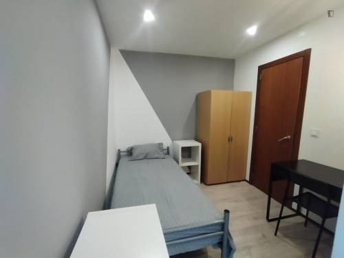 Single room with a balcony, overlooking the historic center and close to the sports faculty.