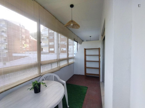 Single room with a balcony, overlooking the historic center and close to the sports faculty.