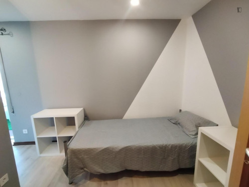 Single room with a balcony, overlooking the historic center and close to the sports faculty.