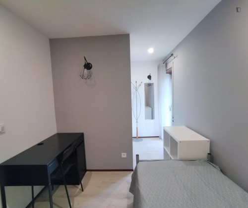 Single room with a balcony, overlooking the historic center and close to the sports faculty.